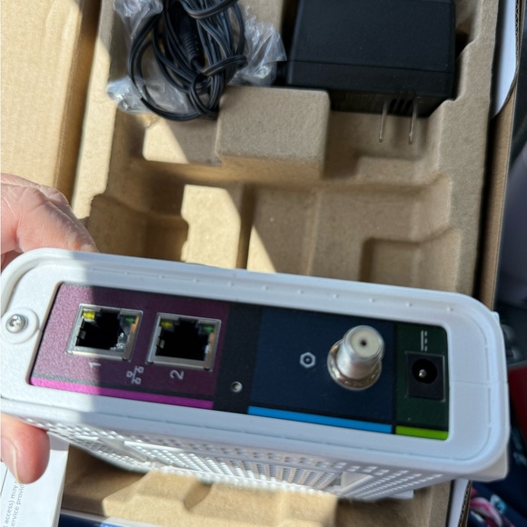 SURFboard SB8200 White Cable Modem - Picture 2 of 7